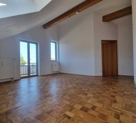 **Pliening** ideal geschnittene 2- Zi DG-Whg. mit Balkon