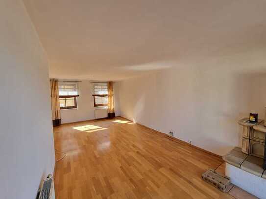 Attraktive 5-Zimmer-Wohnung mit gehobener Ausstattung mit Balkon in Elstra