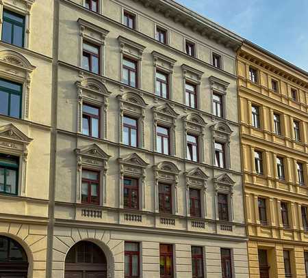 * Wohnen wie im Einfamilienhaus - Bezugsfreie Dreiraumwohnung im Hinterhaus mit Terrasse *