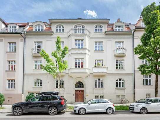 Individuell gestaltbare 5,5-Zimmer-Altbau-Wohnung. Herrschaftlich und absolut hell.