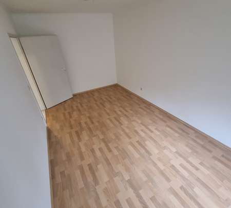 2 Zimmer DG-Wohnung mit Einbauküche und TG-Stellplatz ab 01.12. zu vermieten