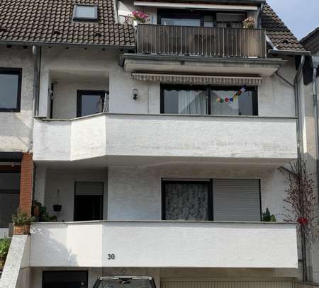 Sehr großzügige 3-Zimmer-Maisonette Wohnung mit Balkon und Kamin in Köln Rath