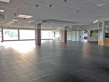 Ehemalige Autohaus-Verkaufshalle mit Büroabtrennungen und WC-Anlagen