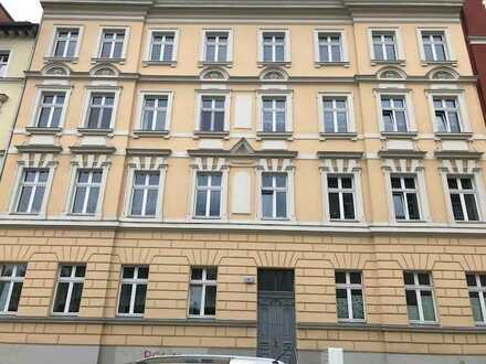 großzügig geschnittene 3-Raumwohnung mit Einbauküche und Balkon mit Blick ins Grüne