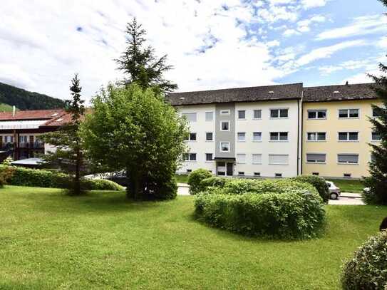 Gelegenheit - große 3-4 Zimmer Wohnung mit Bergblick, 2 Bäder + Garage + Keller - ruhig im Zentrum.