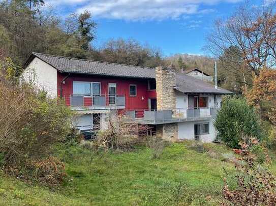 Imposantes Hanghaus im Grünen mit Burgblick und viel Potenzial!