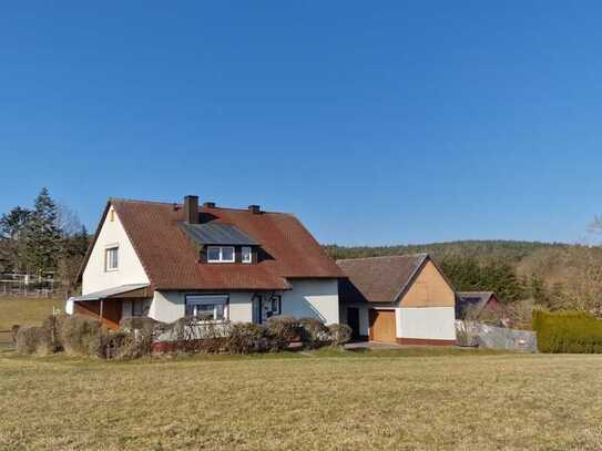 Mitten im Grünen
Ein- bis Zweifamilienhaus Nähe Hohe Warte
Garten mit hohen Freizeitwert
Frei ab