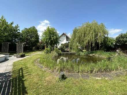 Gepflegtes Wohnhaus mit Einliegerwohnung und großem Garten sowie eignen Pool und Teich