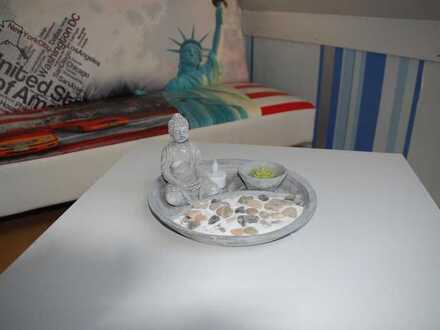 Möbeliertes Zimmer mit seperater Küche und Bad
