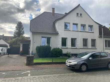 Zweifamilien - Doppelhaushälfte (oder Einfamilienhaus) + Baugrundstück u. 6 Garagen.