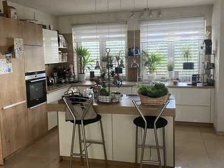 Vollständig renoviertes 3-Zimmer-Reihenhaus mit Einbauküche in Top-Lage