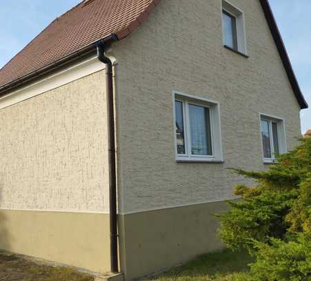 Preiswertes 4-Zimmer-Einfamilienhaus in Laubusch/Siedlung mit großem Grundstück und 2 GaragenLauta