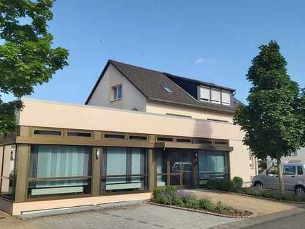 *Wohn-/ und Gewerbeimmobilie in Bodenfelde * 2 Wohnungen * 230 m² Gewerbefläche* Keller* 6 Garagen*