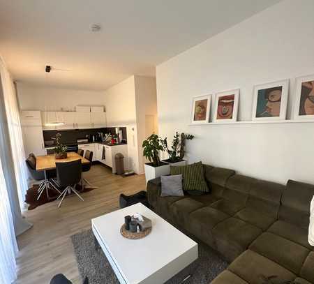 Stilvolle, neuwertige 2-Raum-EG-Wohnung mit lux. Innenausstattung mit Balkon und EBK in Nürnberg