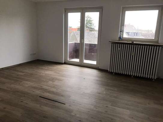 Helle, lichtdurchflutete, gut geschnittene 3 Zimmer Wohnung mit Balkon.