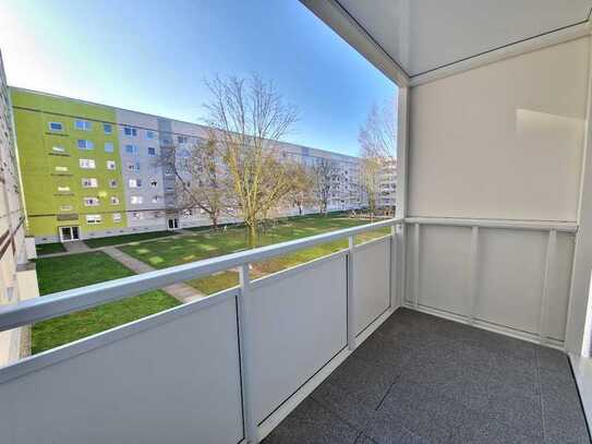 "Ihr neues Zuhause: 1-Zimmer-Wohnung mit Balkon und Duschbad in der 1. Etage"