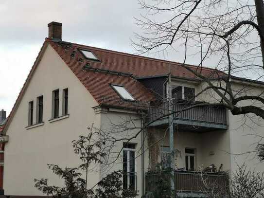 Schöne 2-Zi-DG-Wohnung mit Balkon und Blick ins Grüne