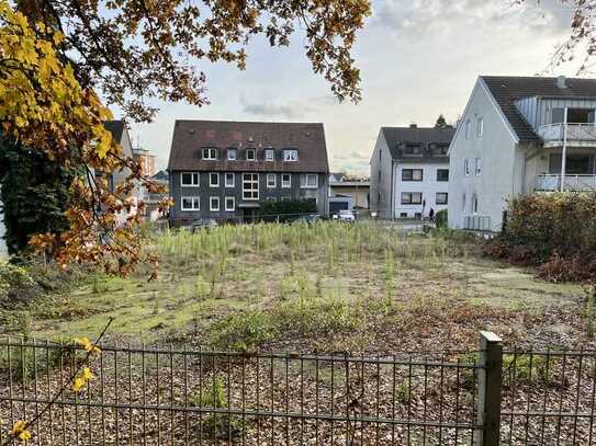 Sehr schönes Wohngrundstück inkl. Baugenehmigung für 5 Famhaus mit 4 Garagen mit Blick ins Grüne!