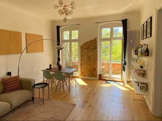 Stilvolle, modernisierte 2,5-Zimmer-Wohnung mit Balkon und EBK in Berlin