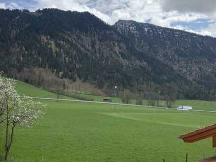 Geschmackvolle Wohnung mit zweieinhalb Zimmern sowie Balkon und EBK in Bayrischzell