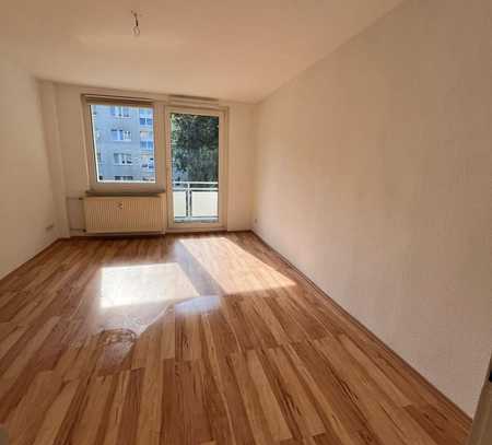 Schöne und modernisierte 2-Zimmer-Wohnung mit Balkon und Einbauküche in Südliches Anhalt