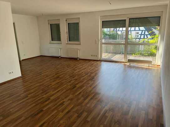 Modernisierte Wohnung mit drei Zimmern und Balkon in Roth