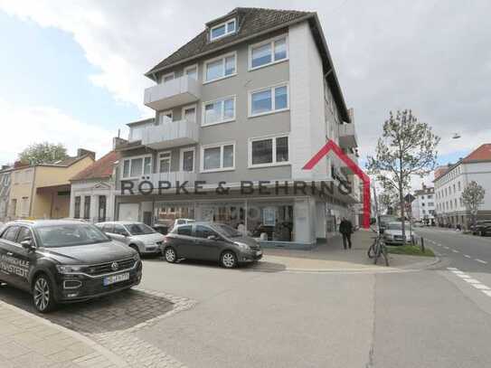 Sanierte 3,5-Zimmer-Wohnung im 1. Obergeschoss mit Balkon.