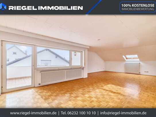 Sie hier? Wir auch! Großzügige Dachgeschosswohnung mit Einbauküche, Balkon, Garage, in ruhiger Lage