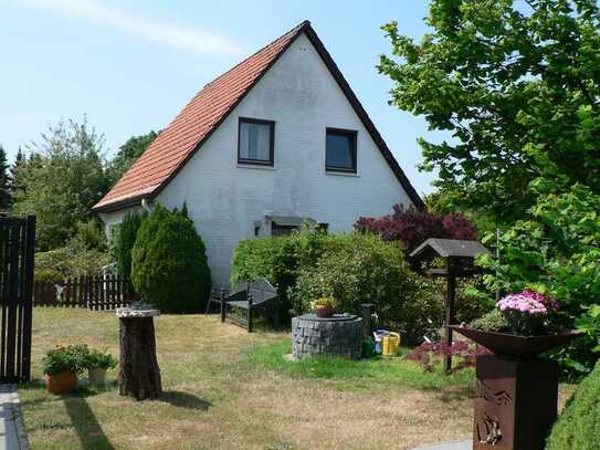 In Duvenstedt zentral gelegenes Grundstück mit einem kleinen Einfamilienhaus
