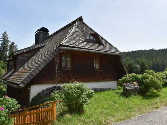 Einmalige Gelegenheit: Schmuckes Schwarzwald-Haus in idyllischer Landschaft