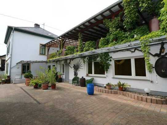 TOP Angebot! Romantisches Weingut mit saniertem Einfamilienhaus, gr. Dachterrasse, schönem Innenhof