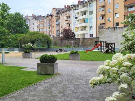 Schuch Immobilien - Gemütliche 2 ZKB mit großem Balkon und Einbauküche in Mainz-Neustadt