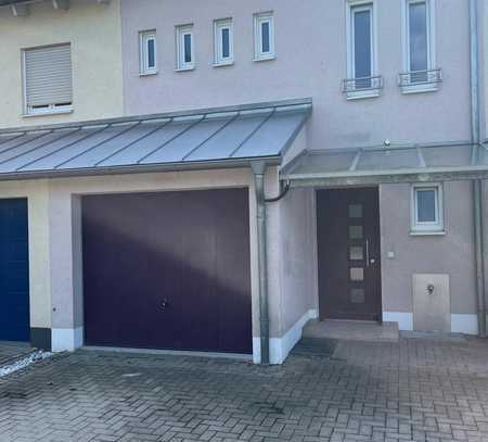 Architektonisch schönes und großzügig gestaltetes RMH mit EBK -7 Zimmer-Garage-in Gaimersheim-