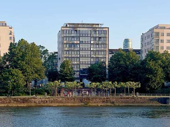 Sachsenhausen: Modernes kernsaniertes Penthouse mit Dachterrasse gegenüber der EZB