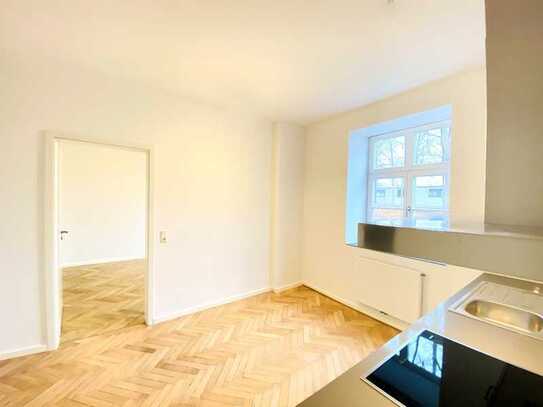 Sonnige Wohnung mit sehr großer Terrasse, Parkett, Einbauküche u.v.m.