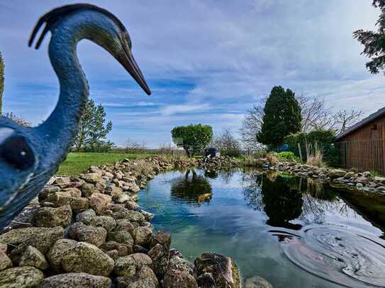 Einladendes Einfamilienhaus mit Koikarpfen-Naturteich und unverbauten Weitblick