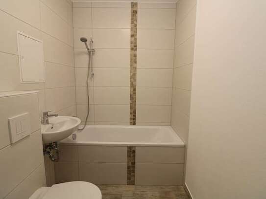 Mit dem Aufzug ins Familienglück…4-RW mit Wanne und Balkon!!!