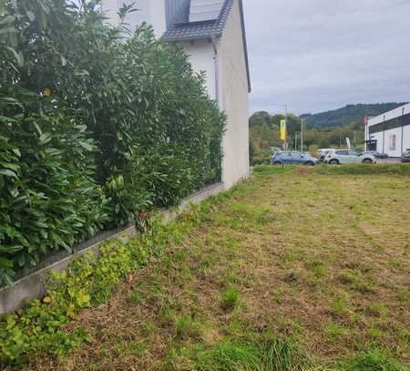 Bauplatz, vollerschlossen, für ein Reihenhaus mit Blick auf die Bergstraße gegen Gebot zu verkaufen