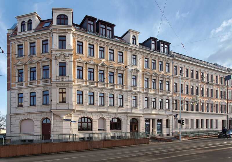 "Stilvoll modernisierte 4-Zimmer-Wohnung mit Balkon in historischem Altbau"