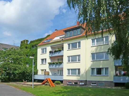 Düsseldorf-Holthausen, helle 3-Raum-Wohnung mit Parkett und Loggia in Ruhiglage.