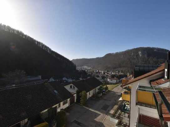 Sonnendurchflutete 1-Zimmer-DG-Wohnung mit Balkon, EBK & Außenstellplatz in Geislingen