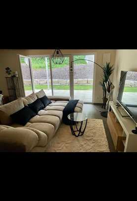 2,5 Zimmer Wohnung mit großer Terrasse inkl. Garage & EBK