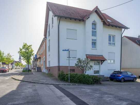 Wunderschöne Dachgeschosswohnung mit Balkon in einem 4-Parteien-Haus!