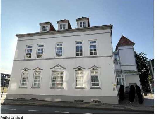 Freistehendes Bürogebäude mit Dachgeschosswohnung im Zentrum von Achim