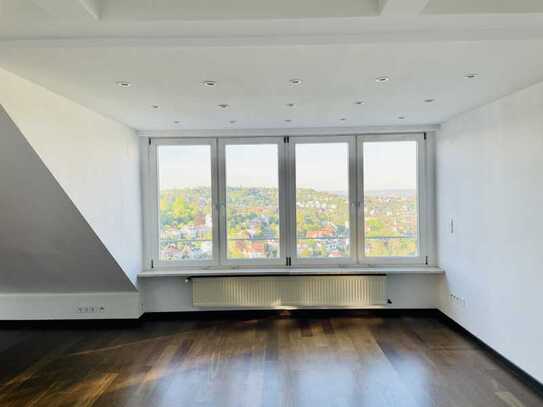 Exklusive, vollständig renovierte 4-Z-Dachgeschosswohnung mit Traumausblick und Balkon