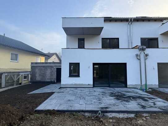 Neubau im Grünen! Viel Platz für die Familie mit Garten, Terrasse, Balkon und Garage