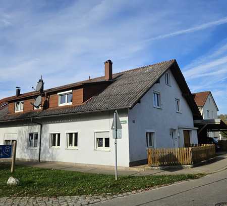 Handwerker aufgepasst! Doppelhaushälfte mit Potenzial in Zentrumslage von Illerbeuren zu verkaufen!