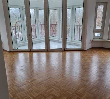 Schöne 3 Zimmer Wohnung mit Wintergarten, Einbauküche, Parkett, Tiefgaragenstellplatz nach Wunsch