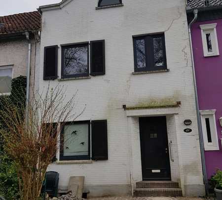 Renovierungsbedürftiges Bremer Haus mit Balkon, Süd-Ostgarten und Vollkeller in Hastedt