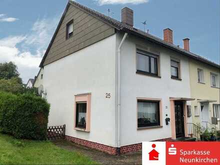 Einseitig angebautes Einfamilienhaus mit Garten und Garage